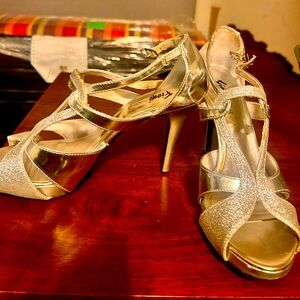Women’s size 7 heel